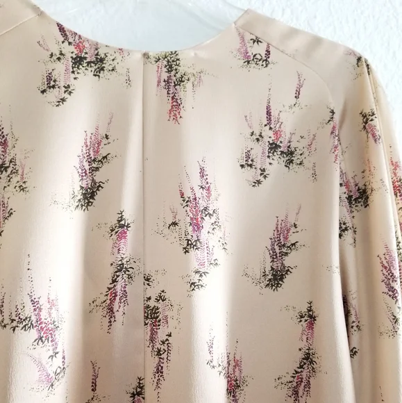 VINCE Wisteria Floral Silk Blouse Size M Medium Cream Tan Beige - Picture 5 of 8